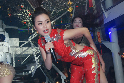 Màn vũ đạo nóng bỏng của nữ ca sĩ 25 tuổi khiến khán giả Hà Nội không khỏi lắc lư.