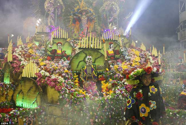 Mùa lễ hội Carnaval ở Brazil đã bắt đầu với những màn trình diễn đầu tiên ở một bang. Hàng nghìn người đã xuống đường để thưởng thức cuộc diễu hành nổi tiếng của đất nước này trên các đường phố.
