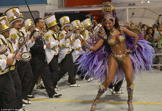 Các vũ công trình diễn vũ điệu đầy mê hoặc của mình trên nền nhạc sôi động của đất nước Brazil.