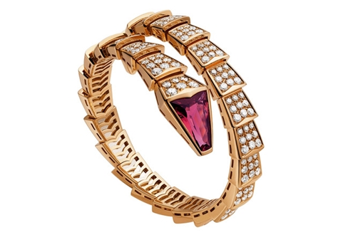 Dòng Serpenti lấy cảm hứng từ rắn của hãng trang sức Bulgari (Italy) với vòng tay làm từ vàng hồng, đính kim cương và hồng ngọc. Giá của sản phẩm này là 54.000 USD.