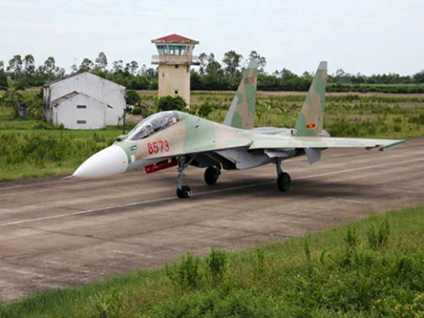 Su-30MK2 trên đường băng chuẩn bị cất cánh ở sân bay quân sự Thọ Xuân (Thanh Hoá).