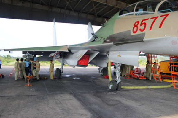 Các kĩ sư, cán bộ kĩ thuật Đoàn không quân Yên Thế tiến hành lắp đặt thử một số loại vũ khí, tên lửa trang bị theo máy bay Su-30MK2.