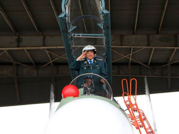 Trung tướng Phương Minh Hoà, Tư lệnh Quân chủng Phòng không - Không quân, trong kiểm tra, thị sát máy bay Su-30MK2.