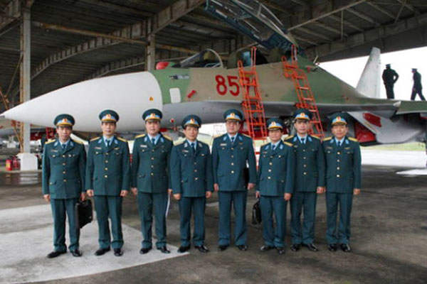 Các sĩ quan cao cấp của lực lượng không quân bên cạnh máy bay Su-30MK2.