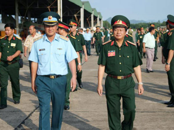 Thượng tướng Đỗ Bá Tỵ (phải), Thứ trưởng Bộ Quốc Phòng, Tổng tham mưu trưởng Quân đội nhân dân Việt Nam, thị sát Su-30MK2 cùng Tư lệnh Quân chủng Phòng không - Không quân (trái).