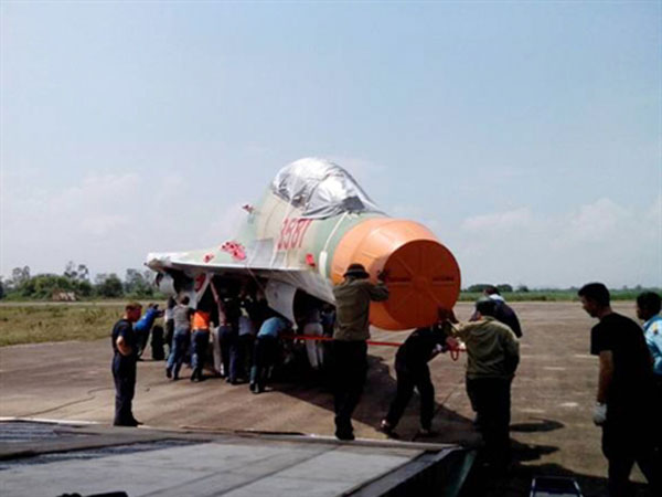 Một chiếc máy bay Su-30MK2 được vận chuyển bằng máy bay vận tải từ Nga tới thẳng sân bay Thọ Xuân.