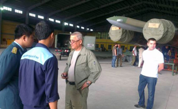 Đại diện nhà sản xuất trao đổi cùng sĩ quan, kỹ sư Việt Nam trong quá trình vận hành máy bay Su-30MK2.