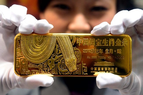 Một thỏi vàng khắc hình rắn được bày bán tại Bắc Kinh (Trung Quốc).