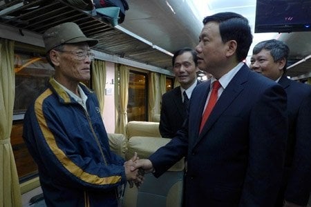  Bộ trưởng Đinh La Thăng đến từng toa xe thăm hỏi người lao động về quê ăn tết