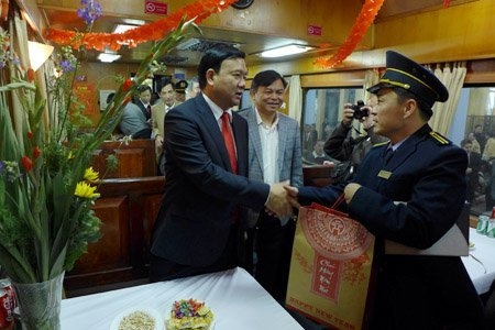 Bộ trưởng Đinh La Thăng căn dặn anh em tài xế không được uống rượu trong khi điều khiển xe, đảm bảo an toàn cho hành khách về quê ăn tết