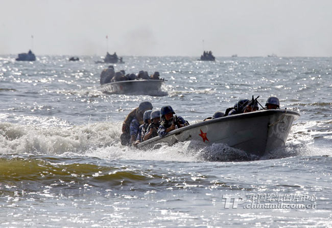 Đại úy tình báo này cho hay, Trung Quốc đã xây dựng ít nhất 8 căn cứ quân sự trên các bãi đá ngầm, các rặng san hô trong quần đảo Trường Sa (thuộc chủ quyền Việt Nam - PV). Hải quân Trung Quốc hiện đang có một lực lượng có khả năng tác chiến tốt. Theo James, hầu hết các nước trong khu vực đều lo ngại về một Trung Quốc đang xưng hùng xưng bá. Ông cho hay, mỗi buổi sáng ông và nhóm cộng sự của mình bỏ ra 1 giờ họp giao ban tình báo xem xét sự phát triển của các động thái quân sự trong khu vực châu Á - Thái Bình Dương. Lực lượng hạm đội Nam Hải diễn tập đổ bộ.