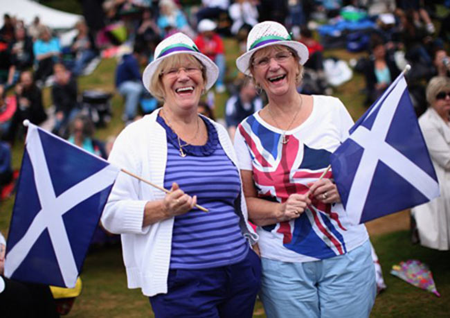 Hiện tại, các đảng phái ở Anh đang kêu gọi Scotland ở lại vương quốc Anh. “Vương quốc Anh vẫn vững mạnh. Tại sao lại phải chia tách nó?” - ông Cameron nhấn mạnh. Tuy nhiên Đảng Quốc gia Scotland khẳng định người dân nước này muốn độc lập. Các chuyên gia kinh tế Scotland tuyên bố nước này cần duy trì sử dụng đồng bảng Anh nếu tách ra khỏi vương quốc Anh vào năm 2014. Tuy nhiên Scotland có thể lựa chọn sử dụng đồng euro.