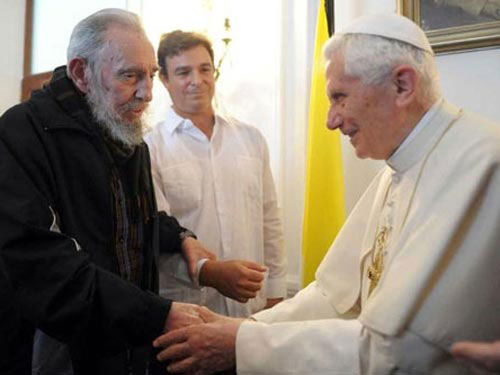 Nhà lãnh đạo Cuba Fidel Castro (trái) gặp Giáo hoàng Benedict XVI (phải) trong chuyến thăm Cuba hồi tháng 3/2012. 