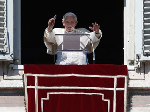 Giáo hoàng Benedict XVI vẫy chào giáo dân tại quảng trường Saint Peter ở Vatican hôm 10/2