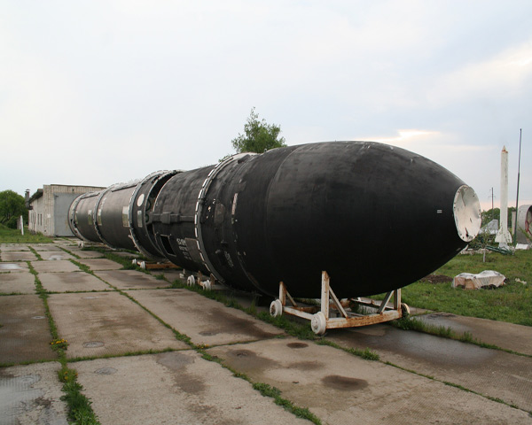 SS-18 được trang bị cho lực lượng quân đội của Liên Xô từ năm 1979. SS-18 được trang bị 10 đầu đạn hạt nhân và tầm bắn lên tới gần 1.000-16000 km.