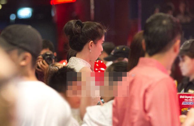 Giữa đám đông Ngọc Trinh luôn nổi bật