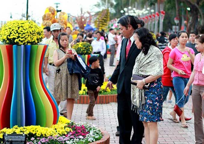 Ông Nguyễn Bá Thanh cùng vợ đi thăm con đường hoa xuân. Trong quá trình tham quan, ông Nguyễn Bá Thanh đã góp ý về một số chủng loại hoa và cách bài trí các tiểu cảnh, hoa.