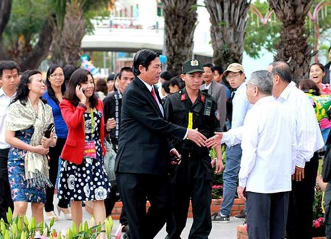 Ông bắt tay người dân trên con đường hoa xuân Bạch Đằng. Rất nhiều người dân Đà Nẵng và du khách rất bất ngờ trước chuyến tham quan thưởng lãm đường hoa xuân của ông Nguyễn Bá Thanh cùng gia đình.