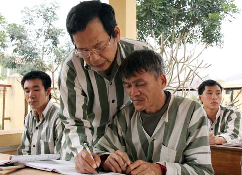 Chung Văn Trường (43 tuổi) bị phạt án 12 năm tù về tội Cố ý gây thương tích đang được phạm nhân Xương hướng dẫn cách làm Toán.
