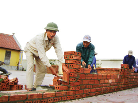 Đội thợ xây ở làng Bỉnh Di đang xây “Bảo tàng đồng quê” tại làng.