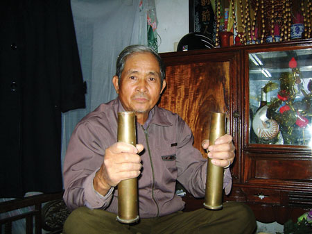 Hai vỏ đạn được ông Lê Văn Biền giữ như “báu vật”, dành làm lọ hoa đặt trên bàn thờ.
