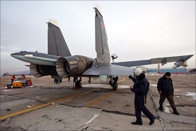 Su-30SM là loại chiến đấu cơ đầu tiên của Không quân Nga, được trang bị động cơ lực đẩy vector đa chiều, giúp máy bay đạt được khả năng cơ động vượt trội.