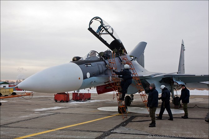 Phi công chuẩn bị bay trên Su-30SM.