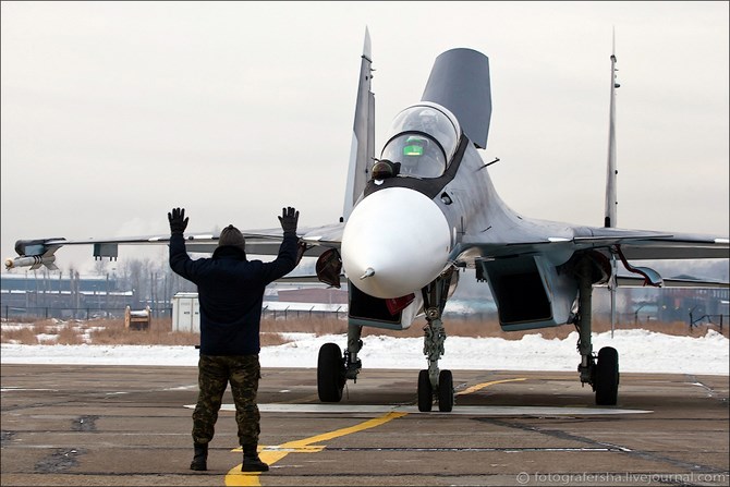 Trên thực tế, Su-30SM được phát triển từ dòng chiến đấu cơ hai người ngồi Su-30MKI cho Không quân Ấn Độ, máy bay được lắp đặt radar cải tiến, hệ thống truyền thông và hệ thống nhận dạng bạn-thù, ghế phóng mới cùng hàng loạt vũ khí tối tân.