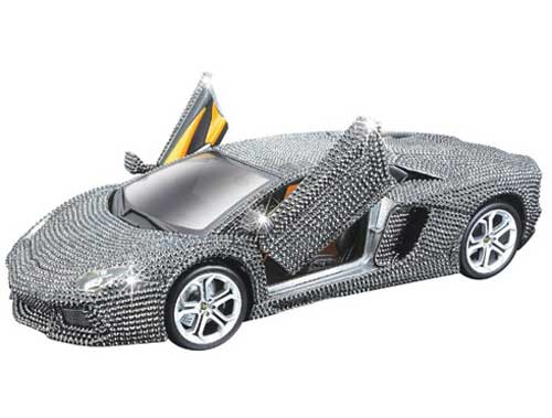 Lamborghini Aventador mô hình theo tỷ lệ 1:18 gắn pha lê và chỉ có 500 chiếc được bán ra với giá bán khoảng 1.300 USD.