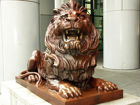 Tượng sư tử trấn giữ trước một trụ sở ngân hàng ở Hong Kong tượng trưng cho việc bảo vệ tài sản. Tầng trệt mở của tòa nhà này cũng giúp năng lượng lưu thông tự do. Ảnh: Flickr