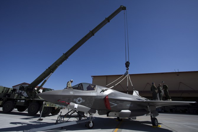 Một nguyên mẫu chiến đấu cơ tàng hình F-35B được móc vào cần cẩu trước khi đưa lên cao.