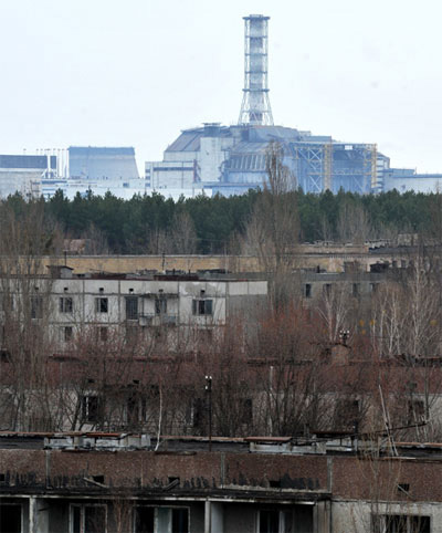 Nhà máy điện hạt nhân Chernobyl nhìn từ thị trấn bỏ hoang Pripyat  