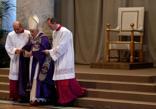   Giáo hoàng Benedict XVI tại thánh lễ ngày thứ tư lễ Tro - Ảnh: Reuters