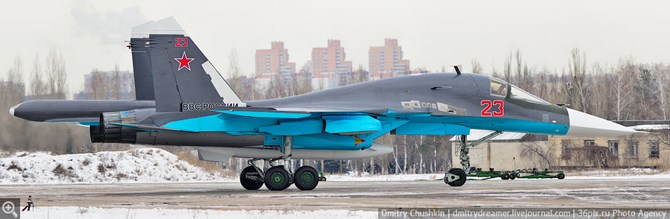 Phi đội Su-34 thứ hai được trang bị các máy bay tiêm kích bom tiên tiến, với hai màu sắc hoàn toàn khác nhau, màu xanh da trời và xám.