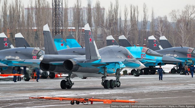 Su-34 thuộc dòng máy bay tiêm kích bom siêu thanh hai động cơ, có thể mang theo 8 tấn vũ khí các loại, trong đó bao gồm cả các dòng vũ khí chính xác cao.