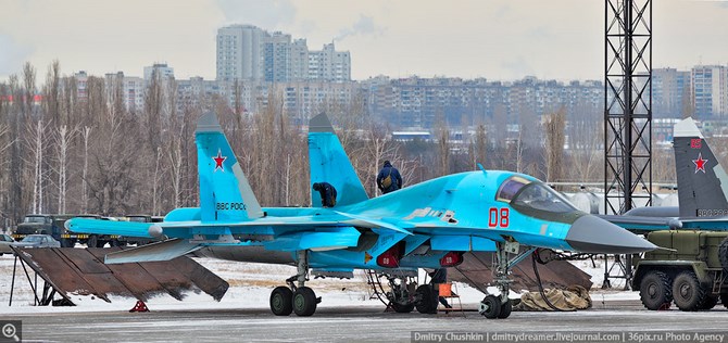 Với tốc độ bay tối đa khoảng 1.900km/giờ, tầm hoạt động của Su-34 ước khoảng 4.000km.