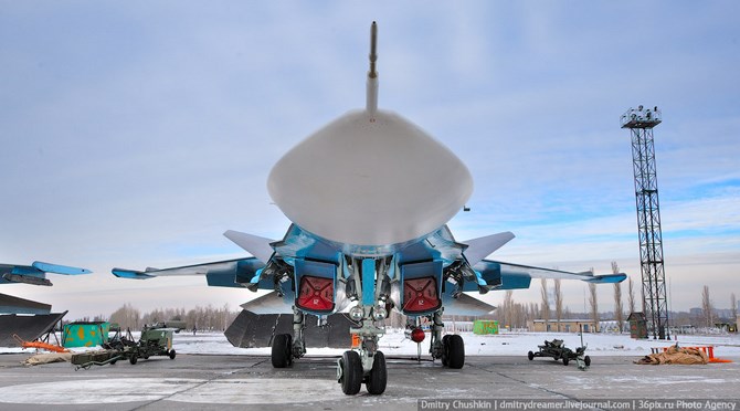 Su-34 được thiết kế bằng những công nghệ hiện đại nhất của ngành hàng không Nga, giúp tăng đáng kể phạm vi ứng dụng quân sự, có thể hoạt động ở những khoảng cách lớn hơn nhiều kể từ căn cứ, và với khả năng tiếp nhiên liệu trên không thì phạm vi chuyến bay tăng gấp đôi.