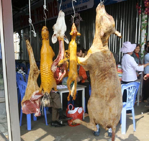 Thịt động vật được bán tràn lan ở bến Thiên Trù và đường lên động.
