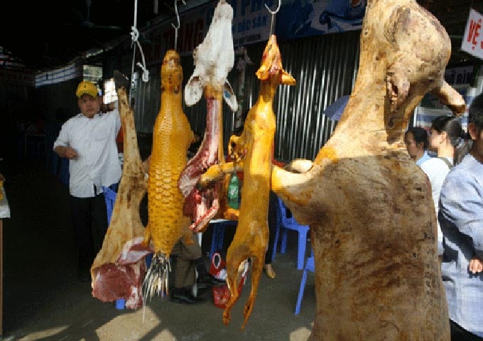 Các năm trước tình trạng bán thịt thú rừng cũng từng diễn ra, đầu năm 2011, ông Nguyễn Văn Hậu, Trưởng BTC lễ hội Chùa Hương từng khẳng định: “Chúng tôi sẽ cấm hoàn toàn hoạt động kinh doanh thịt thú rừng tại lễ hội. Những trường hợp vi phạm sẽ bị xử lý nghiêm”.