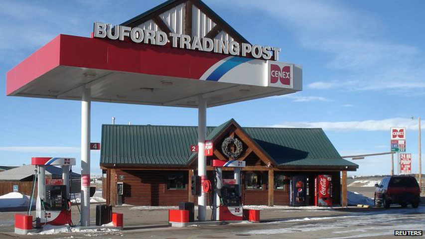 Thị trấn Buford ở độ cao 2.438 m so với mực nước biển, nằm trên đường nối từ New York đến San Francisco, nằm giữa Cheyenne, thủ phủ của bang Wyoming, và thành phố Laramie. Thị trấn có diện tích khoảng 4 hecta, gồm một trường học, một trạm xăng, một tháp phát sóng thông tin di động, vài căn nhà và một tiệm tạp hóa. Burford có mã số bưu điện độc lập.