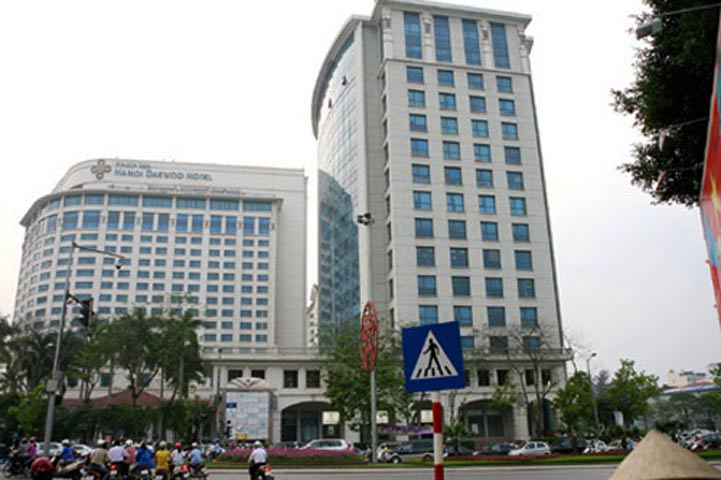 Hilton là một trong số ít khách sạn lớn, sang trọng bậc nhất của Hà Nội, có vị trí đắc địa nằm ngay góc ngã tư Kim Mã, Liễu Giai, cạnh công viên Thủ Lệ. 
