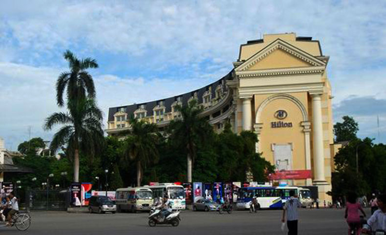 Đây không phải là thương vụ đầu tiên mà các đại gia Việt Nam mua lại các khách sạn 5 sao ở Hà Nội. Một thương vụ dù im tiếng nhưng lại khiến giới đầu tư thán phục là việc nhà đầu tư Việt Nam mua lại khách sạn Hilton Opera - một khách sạn có vị trí hiếm có ở Hà Nội.
