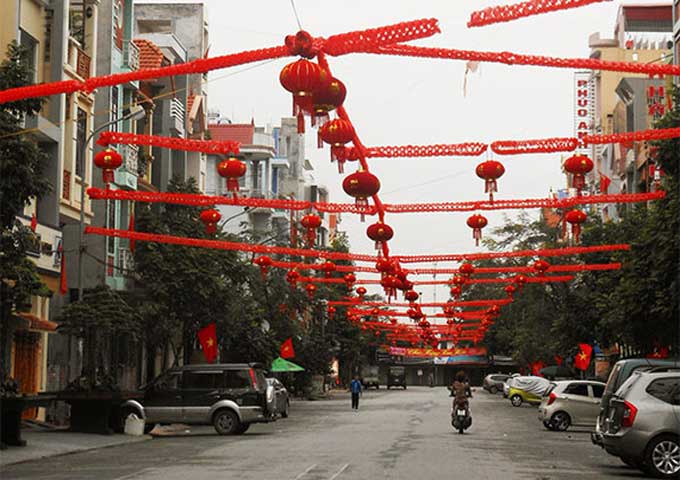 Tổ dân cư số 22 đường Lê Hồng Phong, quận Ngô Quyền cũng rơi vào hoàn cảnh mỗi hộ đã đóng 100.000 để mua đèn lồng trang trí. Trang trí xong xuôi mới có thông báo cảnh giác với đèn lồng phi pháp Trung Quốc.