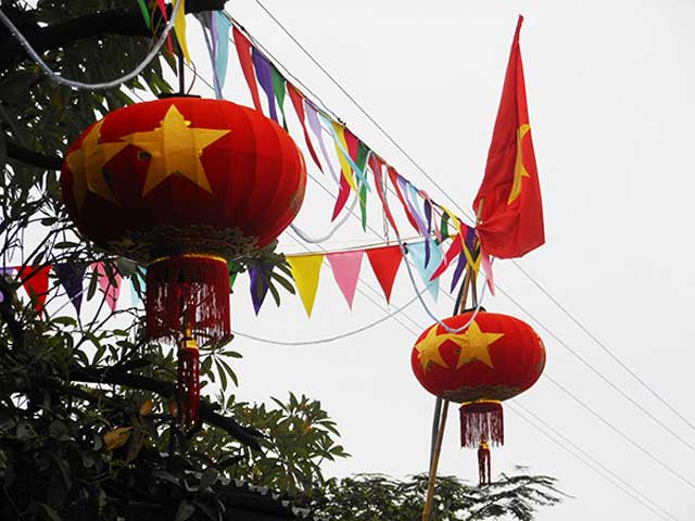 Người dân cũng có nhiều biện pháp xử lý tình hình hiệu quả, độc đáo hơn. Tiêu biểu khu dân cư thuộc địa bàn Quán Toan, quận Hồng Bàng, Hải Phòng – cửa ngõ của thành phố, đã cắt hình sao vàng dán đè lên chữ Trung Quốc, trở thành đèn lồng đỏ sao vàng của người Việt.