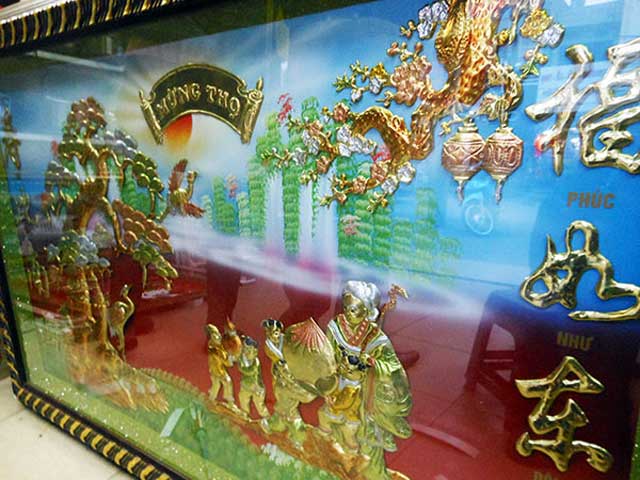 Nhiều vật phẩm có chữ Trung Quốc không được ưa chuộng tại thành phố Hải Phòng. Với mỗi bức mừng thọ có chữ Trung Quốc, chủ cửa hàng đều phải dán thêm “phụ đề” tiếng Việt bên dưới mới bán được hàng.