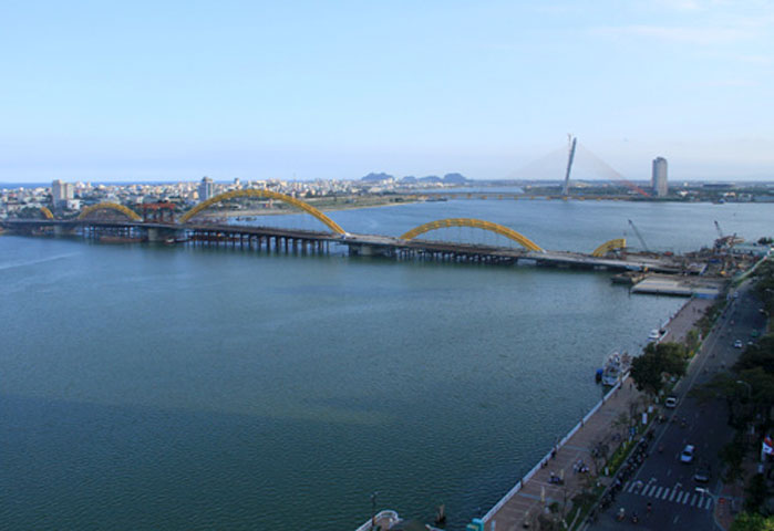 Cầu Rồng là cây cầu thứ 6 bắc qua sông Hàn. Đây là cây cầu đã làm hồ sơ đăng ký kỷ lục Guinness cho danh hiệu 