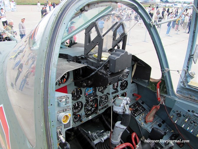 Cabin máy bay có một màn hình hiển thị kỹ thuật số, cung cấp tình hình chiến trường trên mặt đất và cả trên không cho phi công điều khiển. 