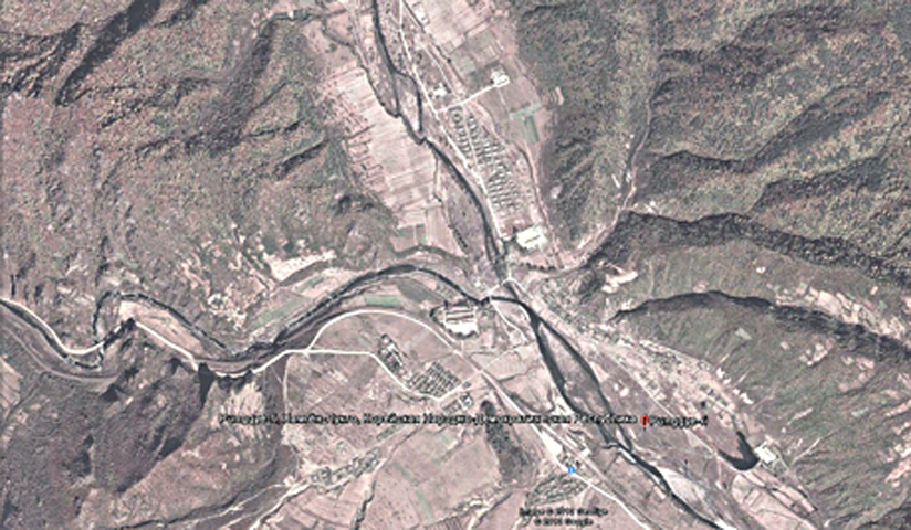Tại bãi thử Punggye-ri ở phía Đông Bắc của Bắc Triều Tiên trong những ngày gần đây đã ghi nhận những hoạt động có thể là dấu hiệu chuẩn bị cho cuộc thử nghiệm hạt nhân mới dưới lòng đất. Báo Hàn Quốc Jungang Ilbo hôm nay cho biết, gần hai đường hầm xung quanh bãi thử nghiệm của Bắc Triều Tiên được quan sát thấy hoạt động của thiết bị nặng khác nhau. Các xe tải chở tới đường hầm đất cát, quặng và đá. Những vật liệu này dùng để đổ vào các đường hầm trong cuộc thử nghiệm hạt nhân. (Tổng hợp từ Vietnam Plus, GDVN)