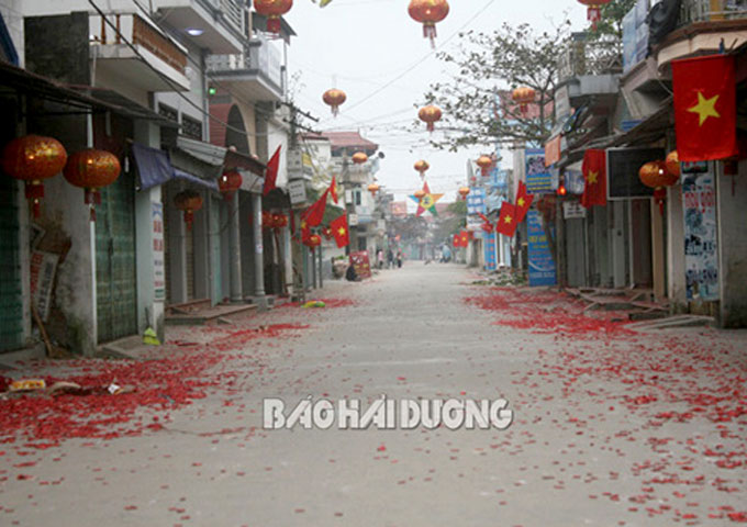 Trước đó, theo báo Hải Dương, sáng mùng 1 Tết (10/2) đường thôn Cổ Dũng (huyện Kim Thành) rợp xác pháo.