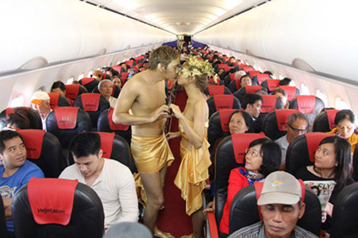 Mới đây nhất, nhân ngày lễ tình yêu Valentine 14/2, hãng hàng không giá rẻ VietJetAir đã bất ngờ mời hai vị Thần Tình yêu Cupid và Thần Tâm hồn Psyche tham gia trên chuyến bay đặc biệt - “chuyến bay tình yêu”.